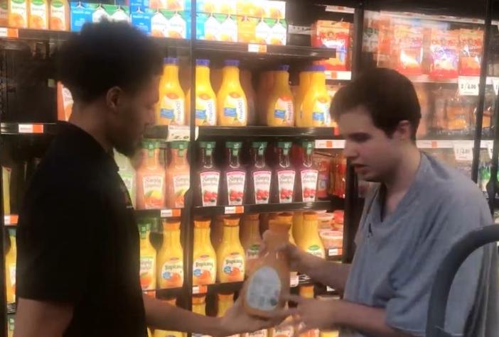 El inspirador gesto de un trabajador de supermercado con un joven autista