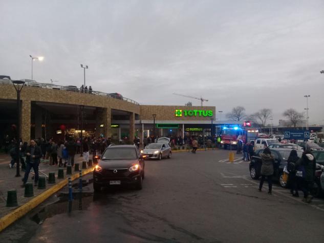 [VIDEO] Evacúan centro comercial en Talcahuano por fuerte olor a gas