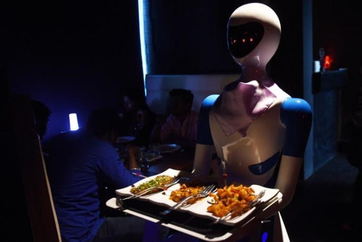 China experimenta con un robot-camarero
