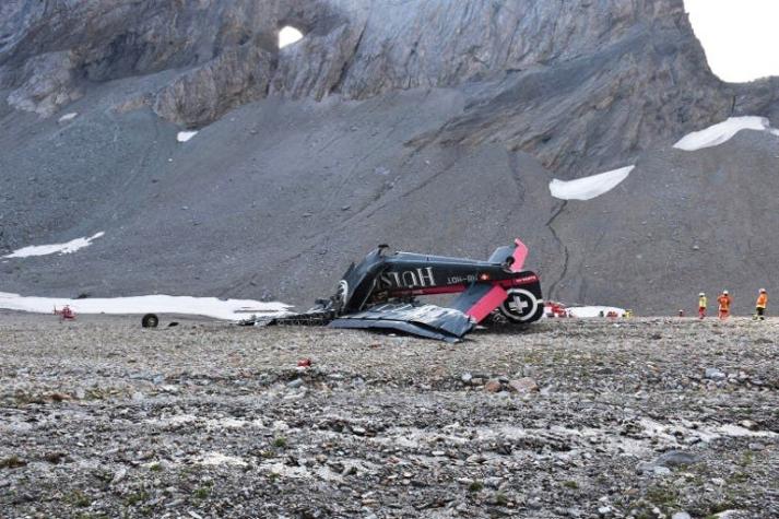 Avión militar de colección se desploma en los Alpes suizos y fallecen 20 personas