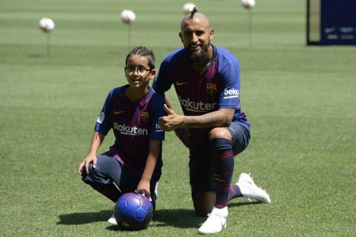 [VIDEO] La imagen más emotiva de la presentación de Arturo Vidal junto a su hijo en Barcelona