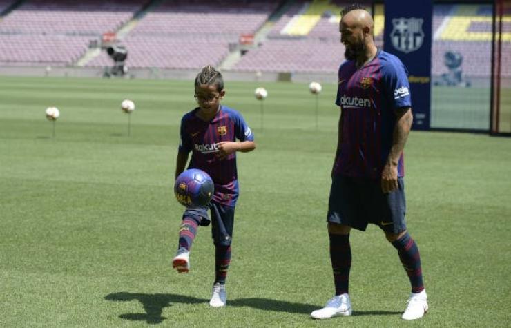 [VIDEO] El "momento imborrable" que vivió Arturo Vidal junto a su hijo en el Camp Nou