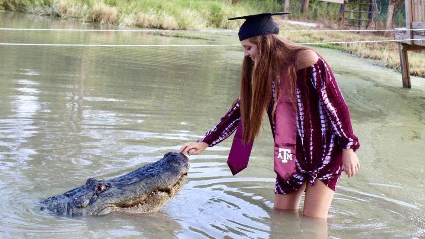 Estados Unidos: impresionante foto de graduación de una joven acariciando a un cocodrilo de 4 metros