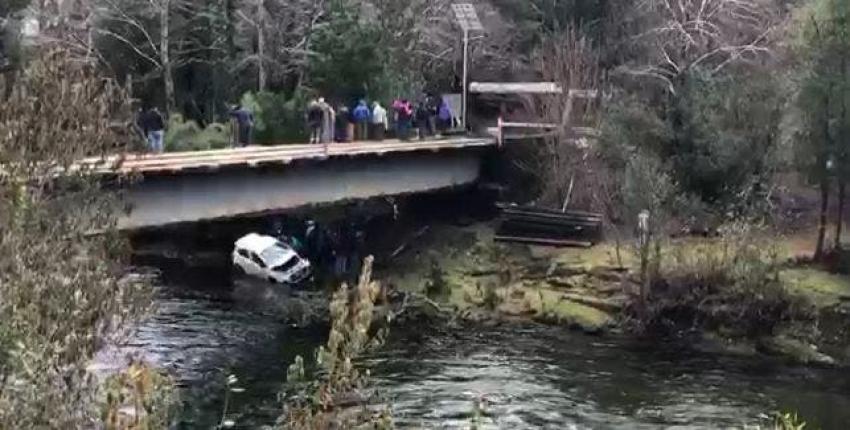 [VIDEO] Dos muertos tras caída de vehículo desde puente en Pucón