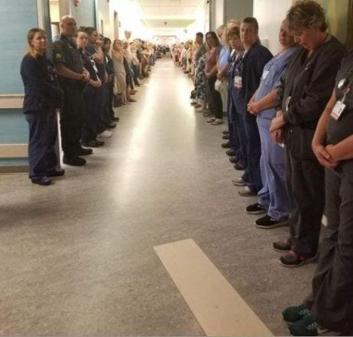"El camino del honor": La historia detrás de la fotografía de un hospital que se hizo viral