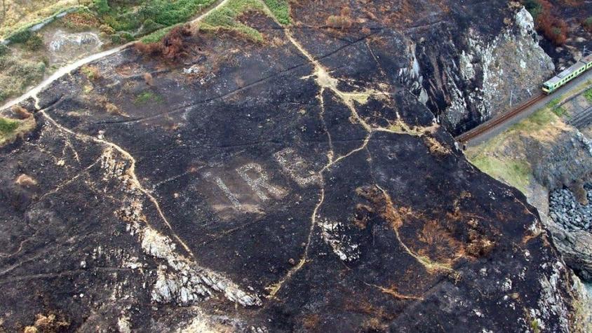 La señal en Irlanda escondida desde la Segunda Guerra Mundial y que un incendio dejó al descubierto
