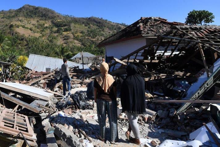 Aumentan a 131 los fallecidos por el terremoto en Indonesia
