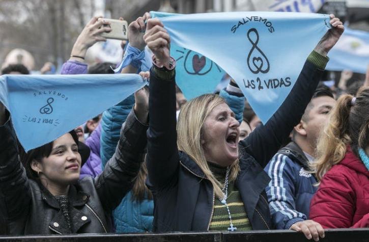 Violaciones "sin violencia": la polémica frase de un senador argentino en la votación del aborto