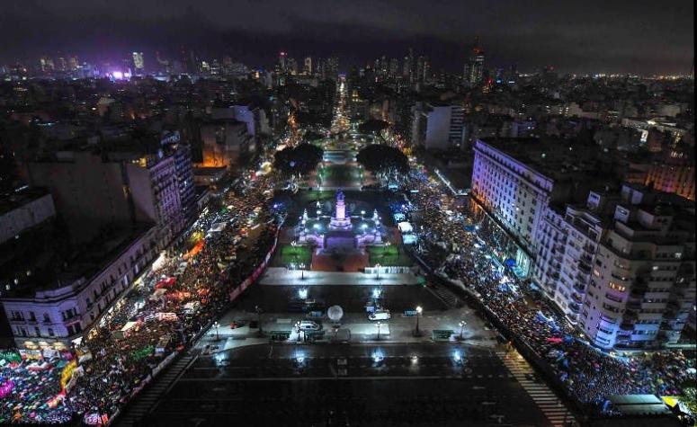 ¿Pañuelos verdes o celestes? Las manifestaciones por el aborto en Argentina vistas desde el aire