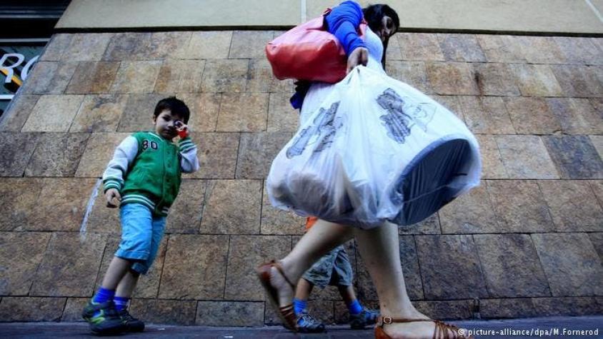 Uruguay aprueba ley para limitar el uso de bolsas plásticas
