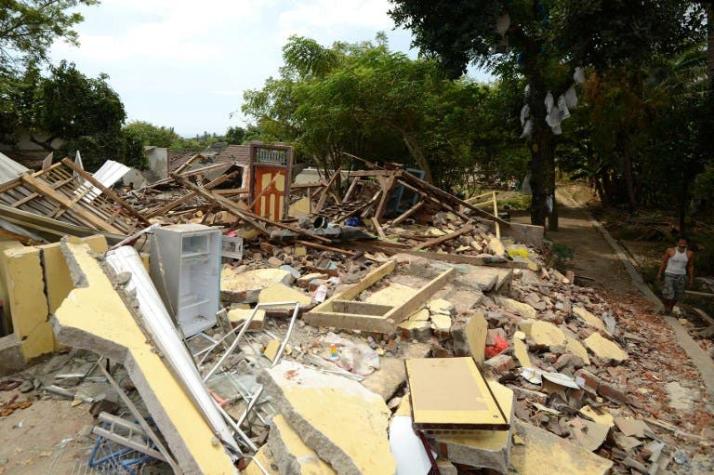 Aumentan a 319 los fallecidos por terremoto en Indonesia