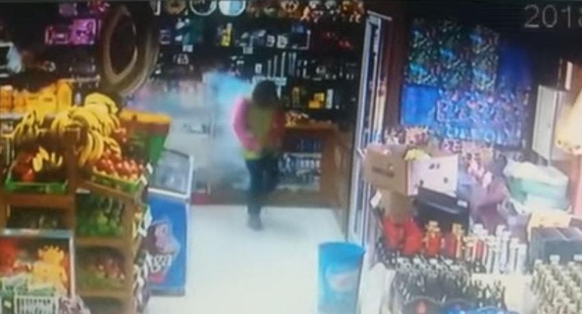 [VIDEO] Captan momento en que celular de trabajadora de Osorno explota en su bolsillo