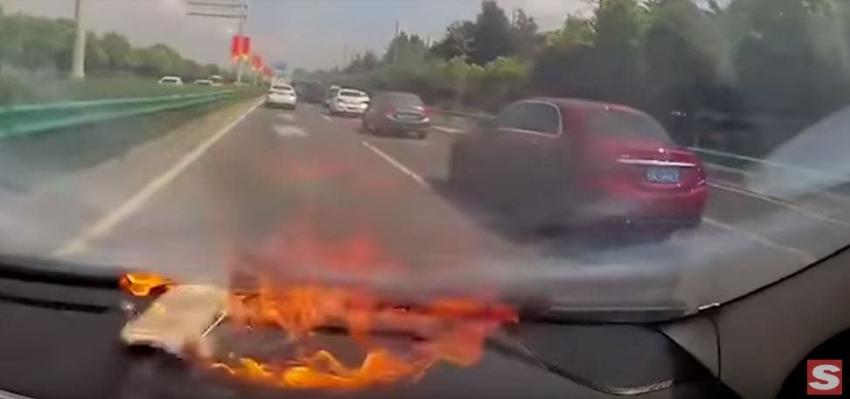 [VIDEO] iPhone explota mientras mujer manejaba su automóvil en China