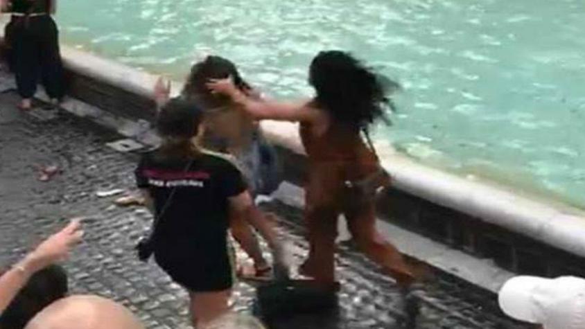 [VIDEO] Captan pelea en la Fontana di Trevi por sacar la "mejor selfie"