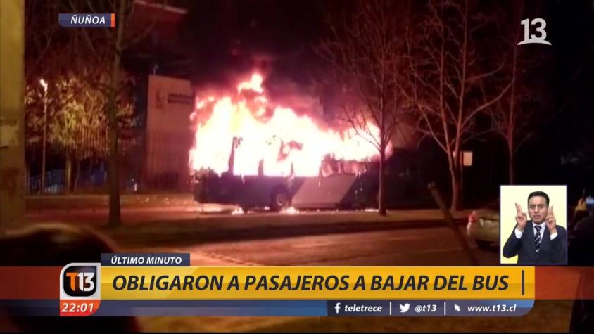 [VIDEO] Encapuchados queman bus del Transantiago en la comuna de Ñuñoa