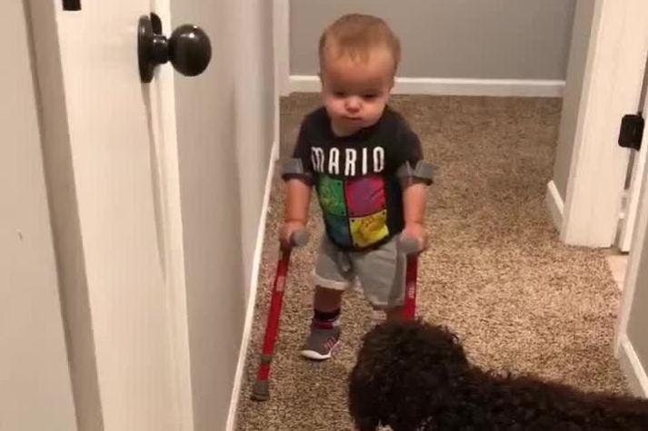 [VIDEO] El ejemplo de superación de un niño de dos años que conmueve en redes sociales