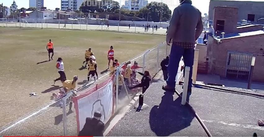 [VIDEO] Batalla campal en fútbol femenino en Argentina deja a cuatro jugadoras en el hospital