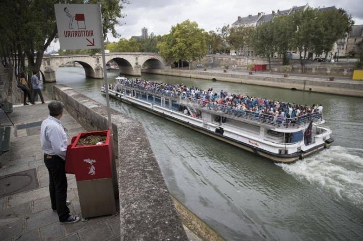 "Uritrottoir": Los urinarios públicos que desatan molestia entre los residentes de París