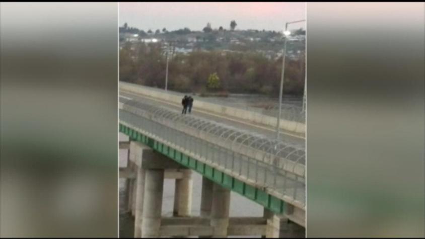 [VIDEO] Escolares realizaron peligroso desafío sobre puente en San Rosendo