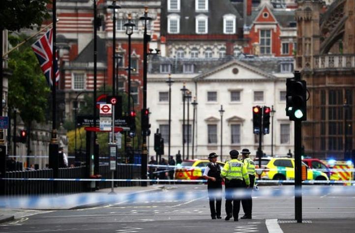 [VIDEO] Reino Unido: Policía califica como "incidente terrorista" choque de vehículo en Parlamento