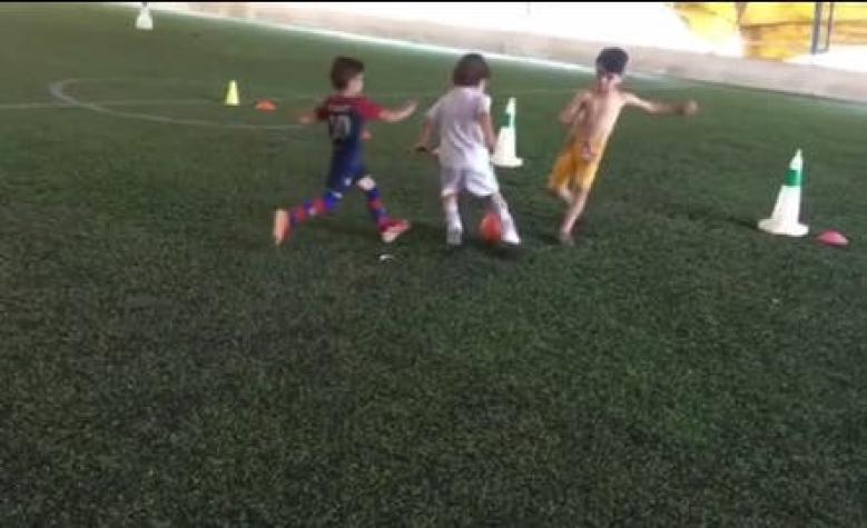 [VIDEO] El pequeño niño que deslumbró con sus dotes de gimnasta, ahora la rompe en el fútbol