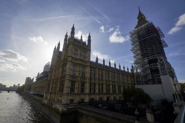 Detienen a hombre que atropelló ciclistas y chocó contra sede del Parlamento en Londres