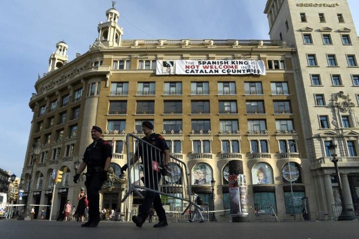 Despliegan pancarta contra el rey Felipe VI en Barcelona antes de homenaje a víctimas de atentados