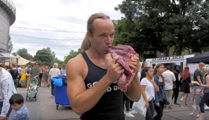 [VIDEO] Un hombre comió carne cruda a mordiscos en un festival vegano