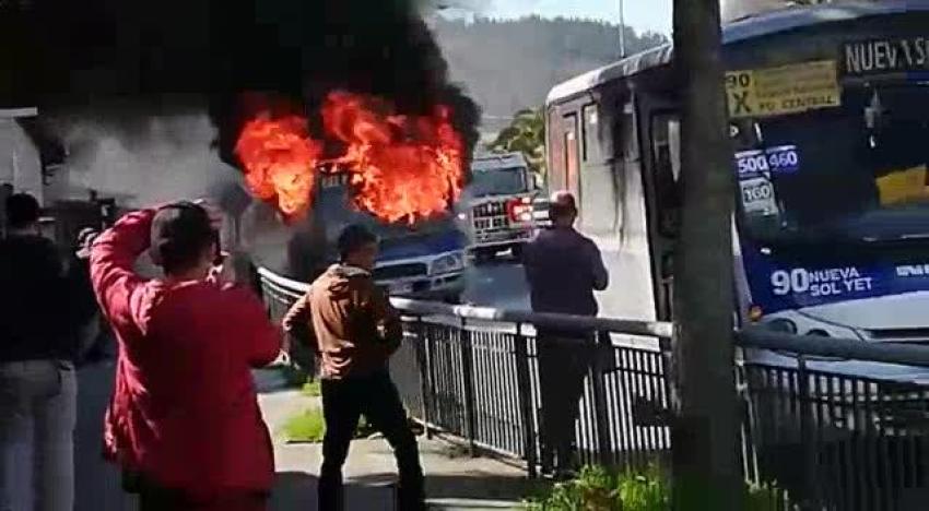 [VIDEO] Microbus se incendia cerca de acceso norte a Concepción