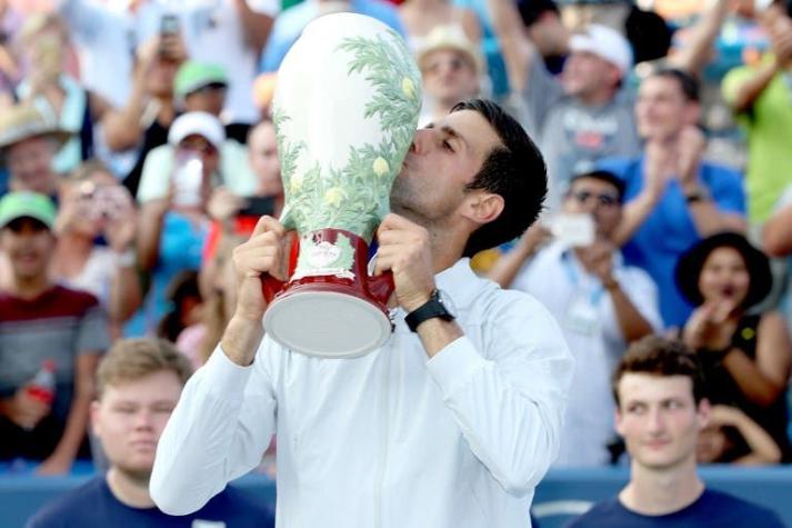 Novak Djokovic derrota a Roger Federer y completa la colección de los "Masters 1000"