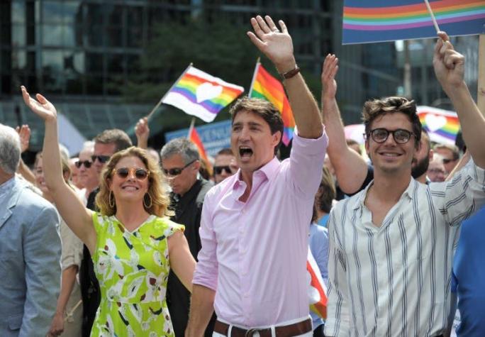 [VIDEO] Trudeau lidera marcha del orgullo gay de Montreal recordando a víctimas de la represión