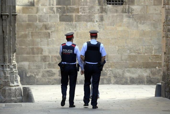 Policía catalana abate a hombre con cuchillo en comisaría de Barcelona
