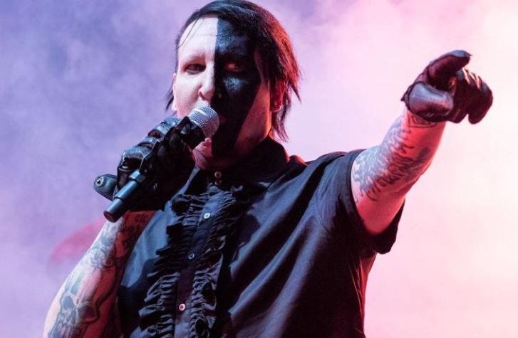 [VIDEO] Marilyn Manson se desmaya en el escenario tras cantar cinco temas
