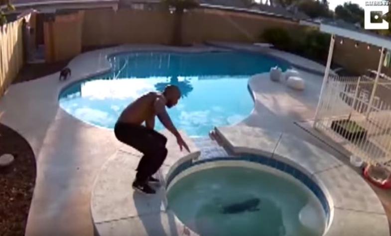 [VIDEO] La rápida reacción de un hombre para salvar a su perro que cayó a una piscina