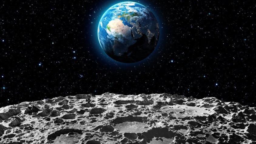 La "evidencia definitiva" de la existencia de agua en forma de hielo en los polos de la luna