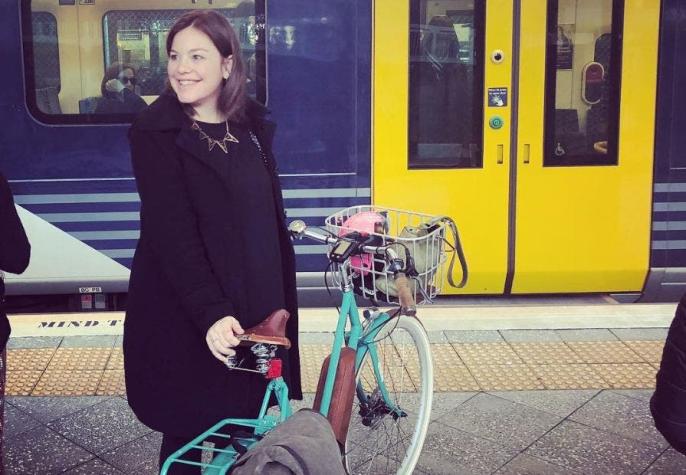 Ministra de Nueva Zelanda llegó en bicicleta hasta un hospital para dar a luz a su primer hijo