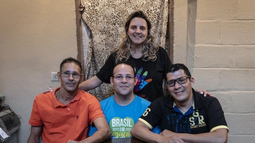 Los brasileños que "adoptan" a venezolanos para ayudarles a iniciar una nueva vida