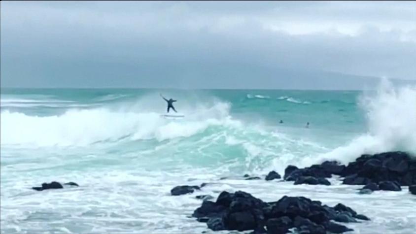 [VIDEO] Surfista surca las olas en medio de alerta por huracán Lane en Hawái