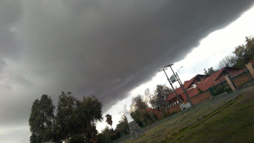 Las imágenes de los granizos y la tormenta eléctrica que se registran en Puente Alto