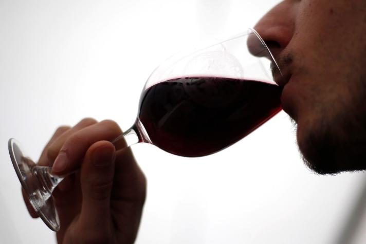 "Es un mito": Estudio descarta beneficios de tomar una copa de vino al día