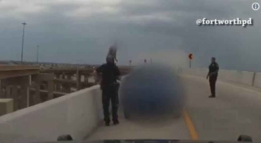 [VIDEO] Dos policías evitan que una mujer se lance desde un puente en Estados Unidos