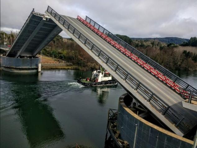 Puente Cau Cau levantó sus brazos por primera vez para dar paso a embarcaciones