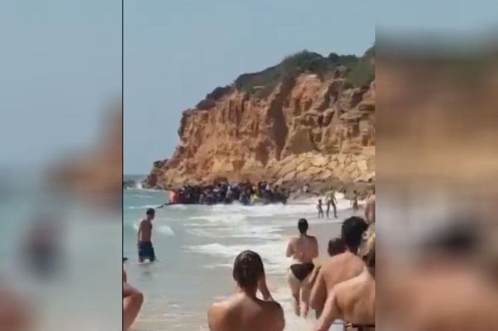 [VIDEO] El impactante registro de la llegada de inmigrantes en bote a una playa de España