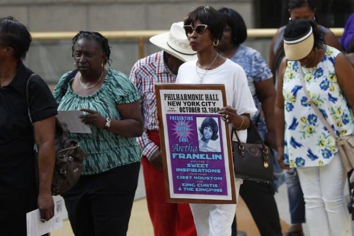 [FOTOS] Miles de fanáticos despiden a Aretha Franklin antes de su funeral