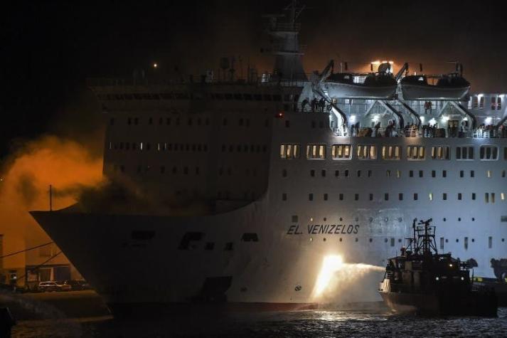 [FOTOS] Incendio en embarcación afecta a más de mil personas en Grecia
