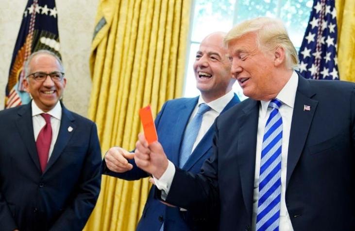 [VIDEO] ¿Qué hizo Donald Trump cuando el presidente de la FIFA le regaló una tarjeta roja?