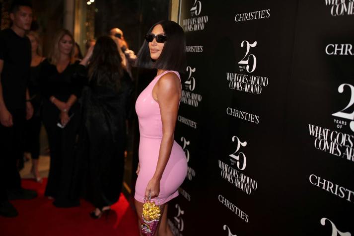La extraña modificación corporal de Kim Kardashian para apoyar proyecto artístico de un amigo