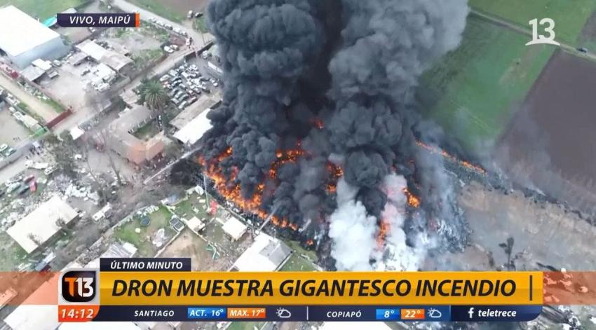 [VIDEO] Drone sobrevuela gigantesco incendio de acopio de neumáticos en Maipú