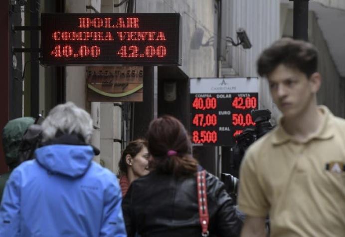 Tensa expectativa en mercados por caída del peso argentino