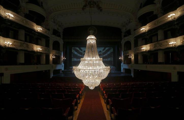 [FOTOS] Las impresionantes imágenes que dejó la bajada de lámpara del Teatro Municipal de Santiago